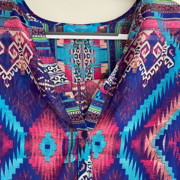 Semi-sheer geometric pattern blouse, size L. - Picture 5 of 12